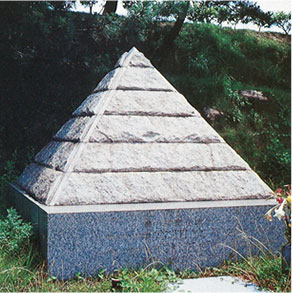 芦屋霊園内ピラミッド型石碑